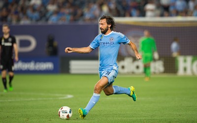 xingkong-久保建英赛后和主帅拥抱庆祝